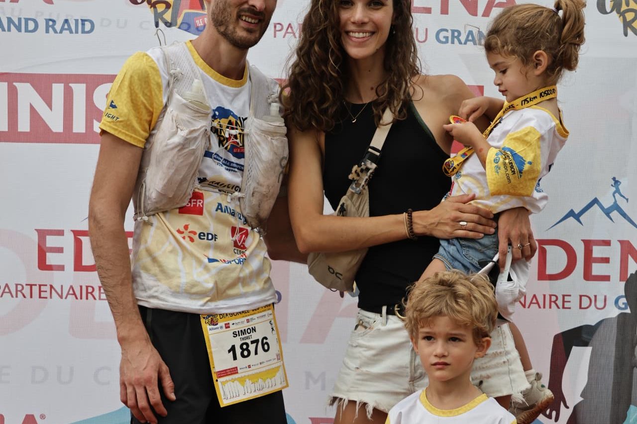Simon Thoret avec sa famille sur la ligne d'arrivée du Grand Raid de la Réunion, coach running et trail à Lyon — Summit Lab Coaching