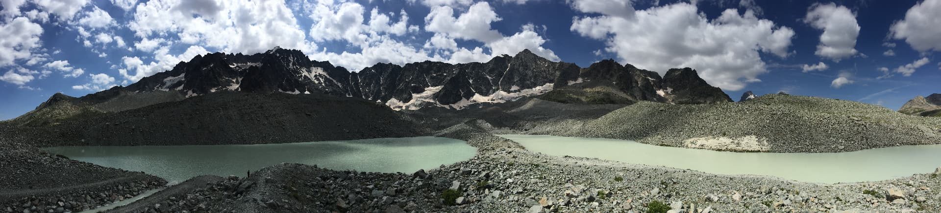 Lac glaciaire et crêtes de haute montagne, terrain d'entraînement pour le trail et l'ultra trail