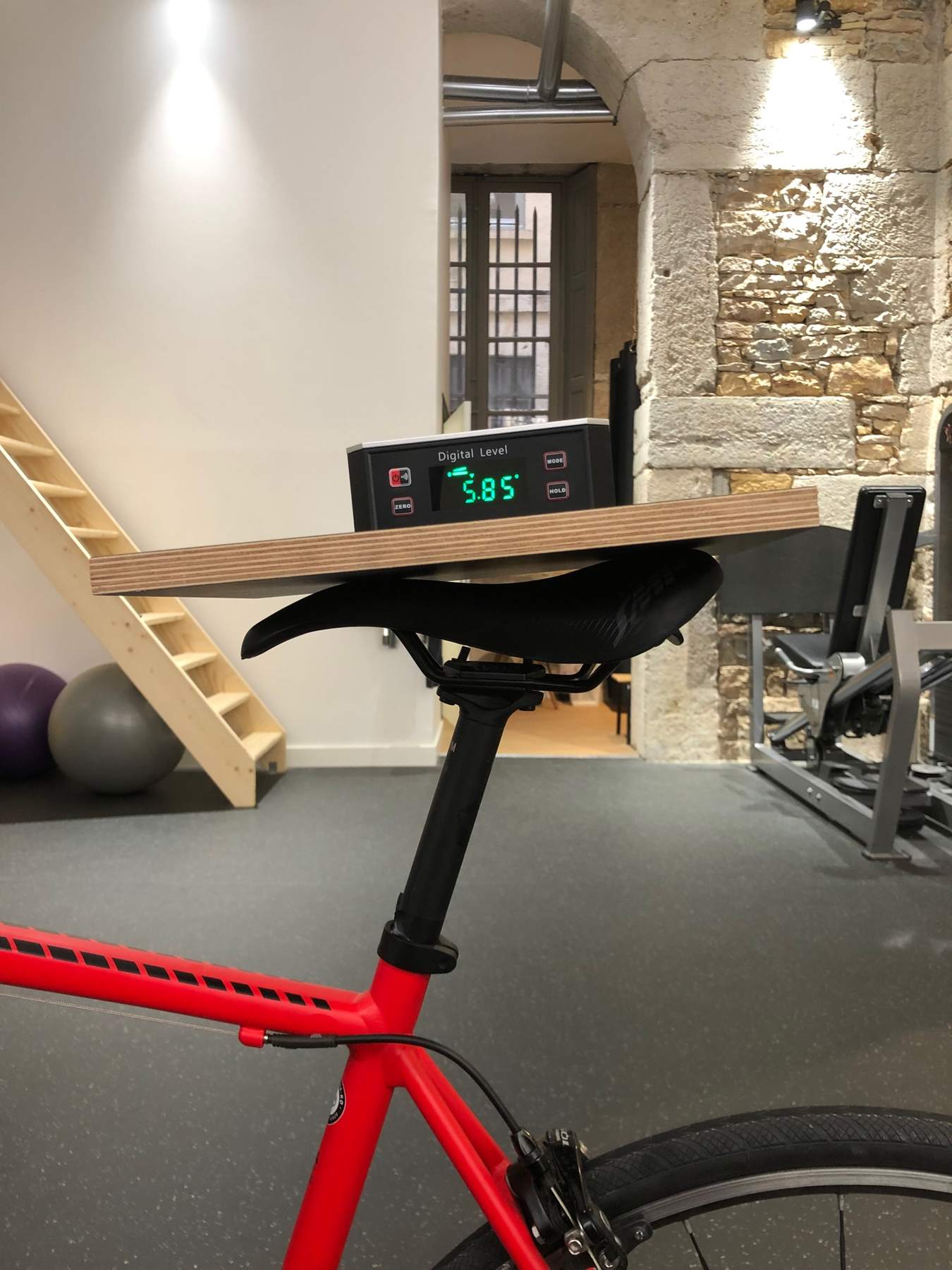 Vélo de route sur home-trainer lors d'une étude posturale bikefitting au Cabinet Keos Lyon — Simon Thoret