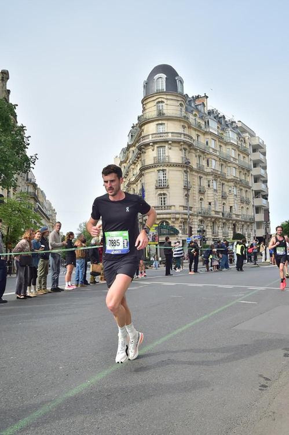 Simon Thoret en course lors du Marathon de Paris, coach running et trail à Lyon — Summit Lab Coaching