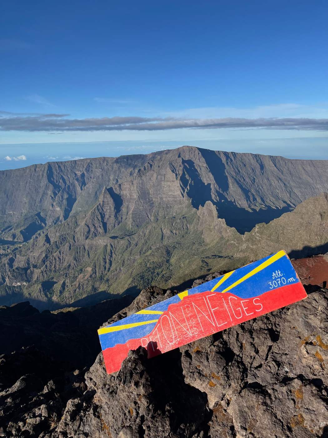 Sommet du Piton des Neiges à 3070 m, panneau de La Réunion face au cirque de Mafate